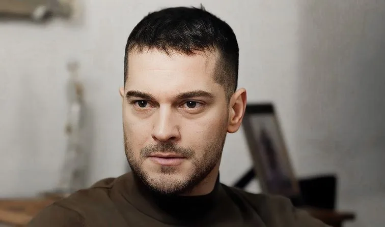 ¡La serie Gaddar, dirigida por Çağatay Ulusoy, logró el éxito tanto en los ratings como en las redes sociales con su primer episodio!