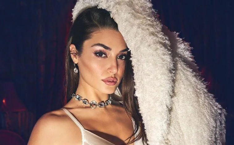 Hande Erçel tiene un carácter tranquilo, ¡pero no duda en cuestionarse a sí misma!