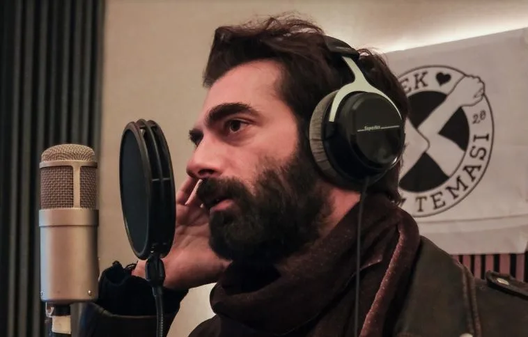İlker Kaleli se convirtió en trending topic en las redes sociales cuando cantó para la serie de televisión Kara!