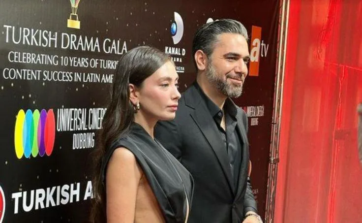 Neslihan Atagül y Kadir Doğulu fueron invitados de honor a la gala que celebra las series de televisión turcas en Estados Unidos