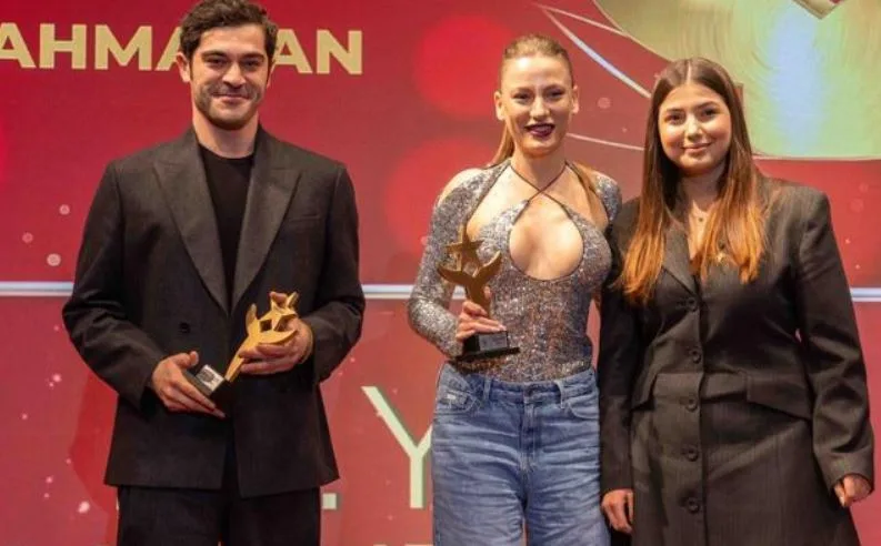 ¡La serie Şahmaran trajo felicidad a Burak Deniz y Serenay Sarıkaya una vez más!