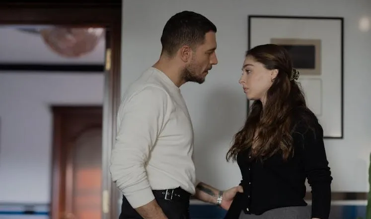 ¡La serie Sakla Beni, que reunió a Uraz Kaygılaroğlu y Cemre Baysel, sorprendió a todos una vez más!