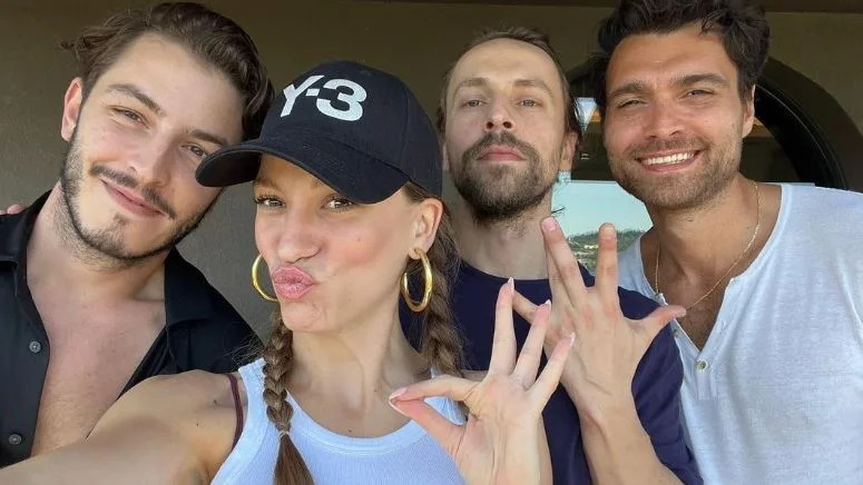 ¡Serenay Sarıkaya envió energía para reunirse nuevamente en proyectos a todos sus socios!