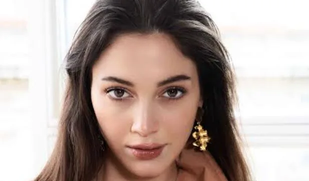 ¡Cemre Gümeli, quien brilló en la serie de televisión Elimi Bırakma, regresó a los televisores!