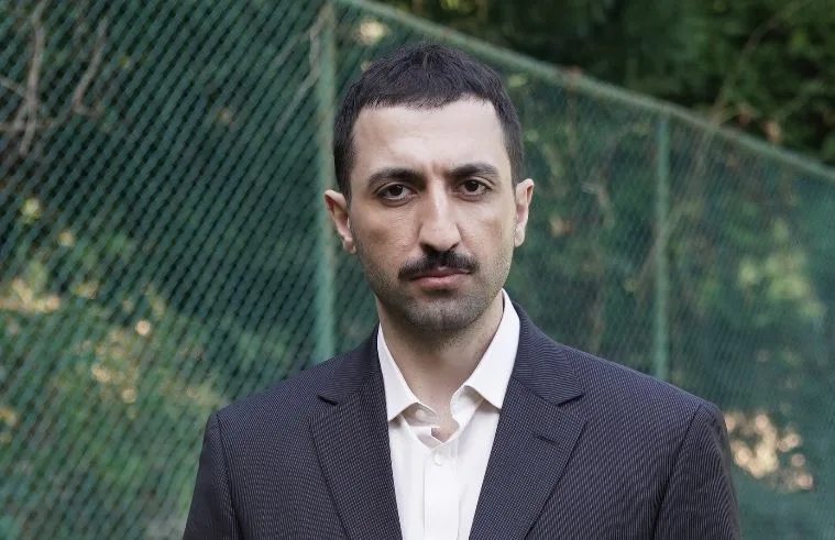 ¡Doğukan Polat, que brilla con Yalı Çapkını, ahora sorprenderá a todos en la serie de televisión Bir Sevdadır!