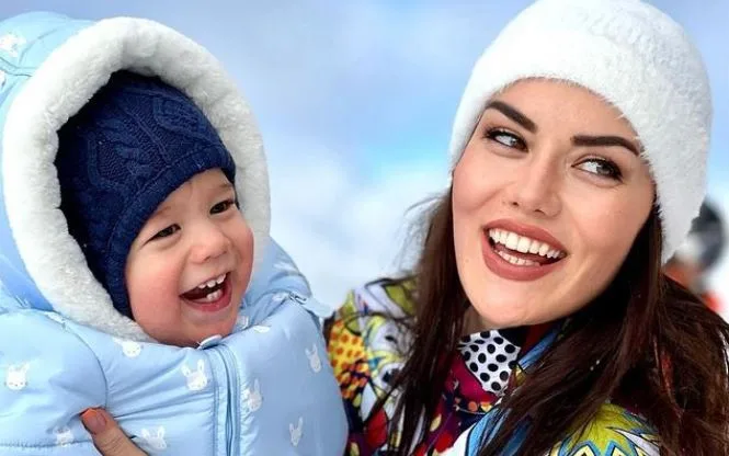 Mientras Burak Özçivit avanza rápidamente en su carrera, ¡los fanáticos de Fahriye Evcen también esperan nuevos proyectos!