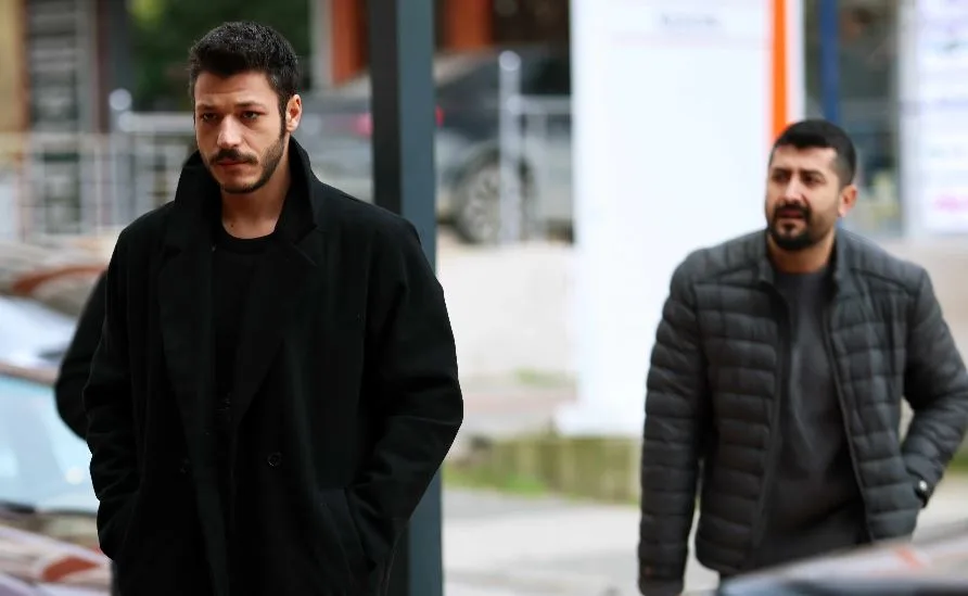 ¡Kubilay Aka regresó a los sets con una de las series de televisión más diferentes de la temporada!
