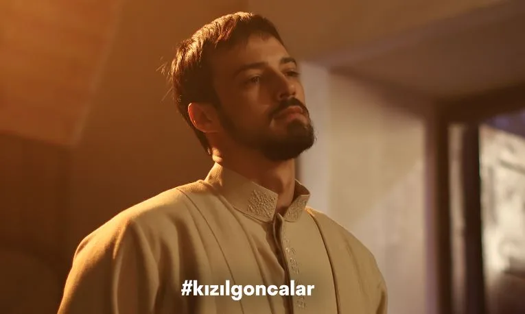 Mert Yazıcıoğlu no actúa en la serie de televisión Kızıl Goncalar, ¡en realidad vive su papel!