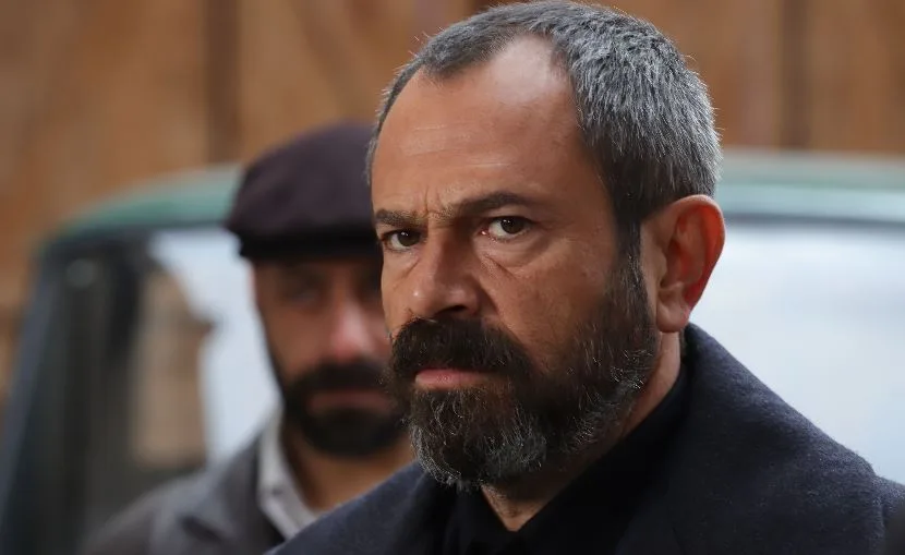 ¡Verás el recital de Olgun Şimşek con el personaje del terrateniente Celal en la serie de televisión Kara Ağaç Destanı!