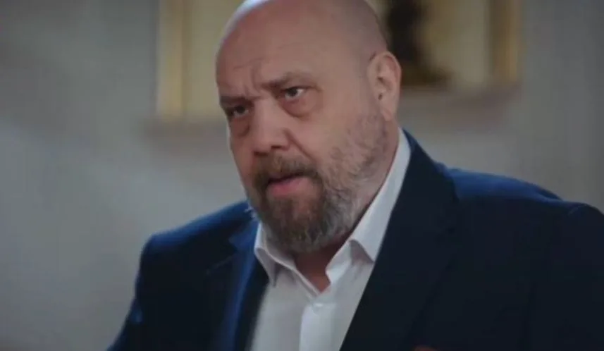 Es difícil acostumbrarse a Ahmet Mümtaz Taylan en la serie de televisión Kızılcık Şerbeti, ¡pero ahora las cosas son más fáciles para los guionistas!