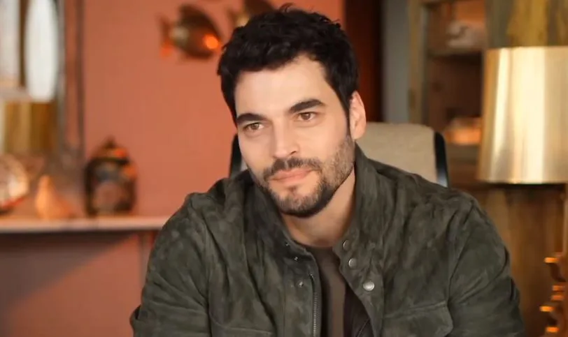 ¡Akın Akınözü tendrá que mejorar sus habilidades de actuación en la serie de televisión Yaban Çiçekleri!