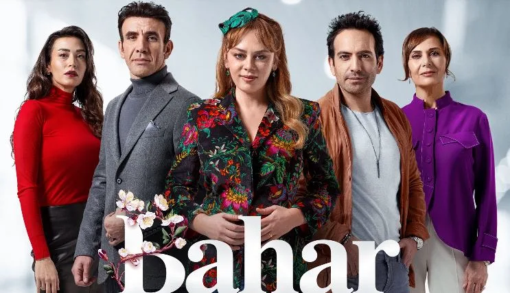 ¡El dúo Demet Evgar y Buğra Gülsoy llevó la serie Bahar a lo más alto de los ratings!