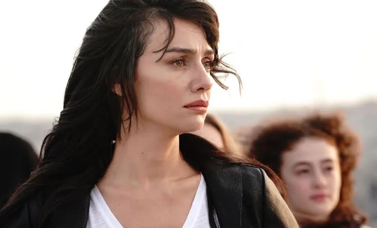 ¡Birce Akalay fue elegida como la ‘Mujer Símbolo del Año’ con el apoyo de sus fans femeninas!