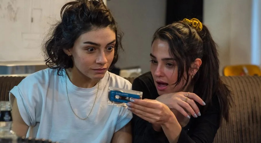 ¡Funda Eryiğit elogió a su coprotagonista Hazar Ergüçlü por su papel de mujer del pabellón!