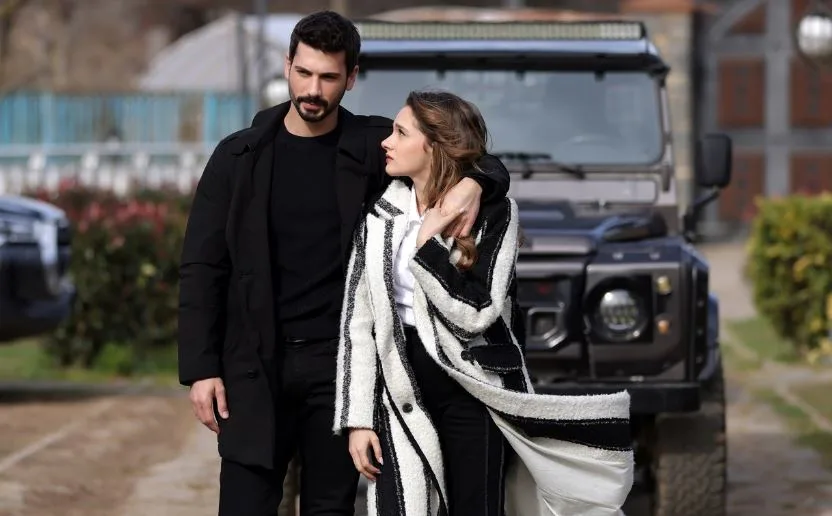 ¡El éxito de Deniz Can Aktaş y Miray Daner en la serie Hudutsuz Sevda es deslumbrante!