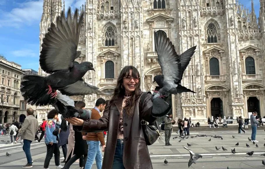 ¡Neslihan Atagül, que se encuentra descansando, dio un fuerte mensaje desde Italia!