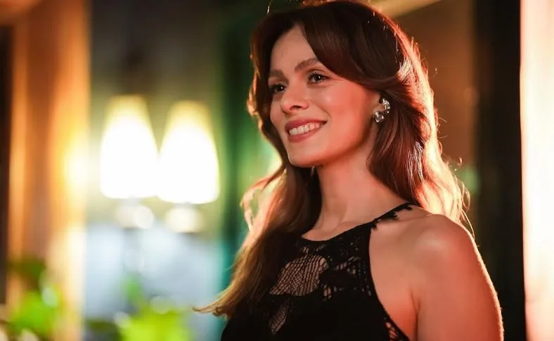 ¡Özge Özpirinçci sorprendió a sus fans con su imagen cambiante en la serie de televisión Sandık Kokusu!