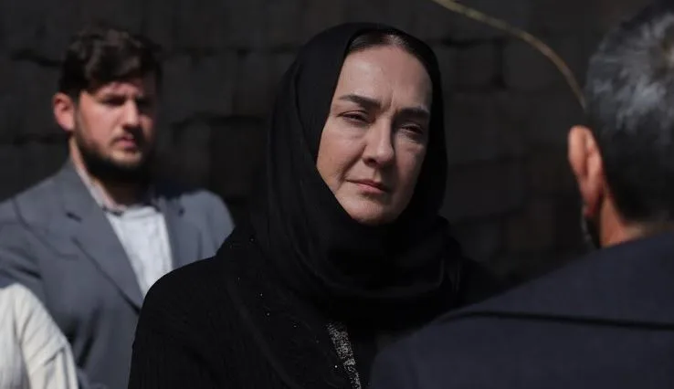 ¡Yeşim Gül regresó a los platós de series de televisión con el proyecto Kara Ağaç Destanı!