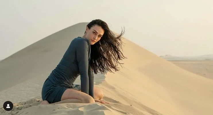 Se han revelado imágenes del detrás de escena de rodajes especiales en el desierto con Esra Bilgiç