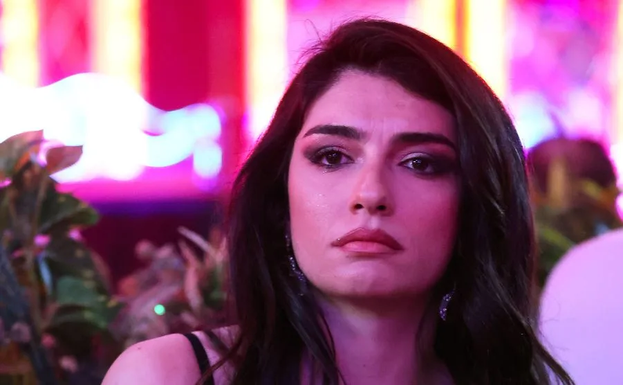 ¡Se volvió a hablar de la actuación de Hazar Ergüçlü en la serie de televisión İnci Taneleri!