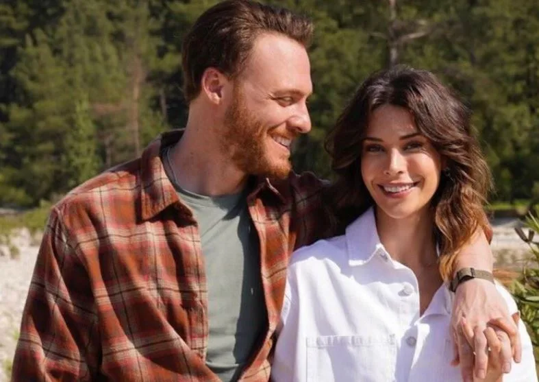 ¡La energía de Kerem Bürsin y Devrim Özkan aumentó su interés en la película de Mavi Mağara!