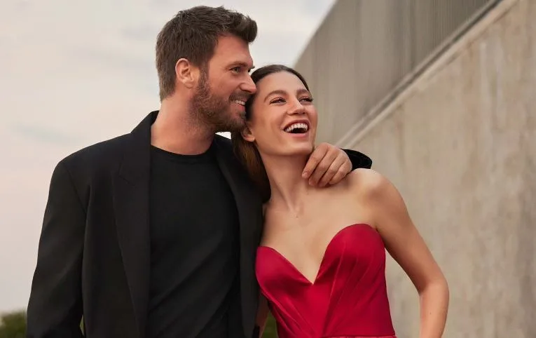 ¡Es el turno de Kıvanç Tatlıtuğ y Serenay Sarıkaya de estar en la agenda en España!