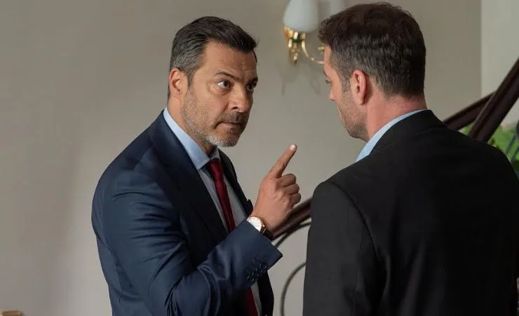 La serie Kızılcık Şerbeti es muy complicada, por un lado, la confesión, por otro lado, el amor recién florecido y también el divorcio que viene con la traición.