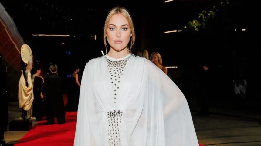 ¡Meryem Uzerli también se mostró en el evento al que asistieron mujeres famosas!