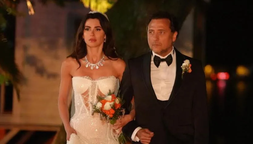 ¡En el nuevo episodio número 24 de la serie de televisión Şahane Hayatım, Melisa le dará una gran sorpresa a Onur el día de la boda!