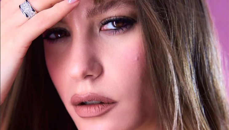 ¡Serenay Sarıkaya se reunirá con nombres famosos en Nueva York!