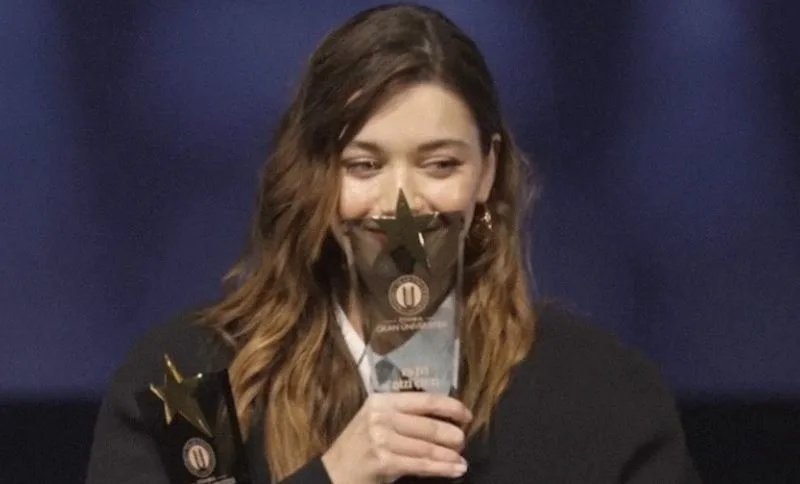 ¡Afra Saraçoğlu derriba los comentarios negativos sobre ella con premios!