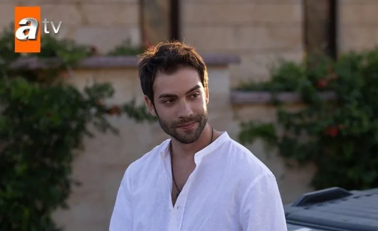 ¡Gracias a la serie Safir, Burak Berkay Akgül conquistó corazones en el extranjero!