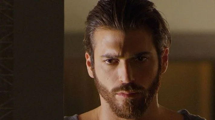 Para Can Yaman, la serie italiana Viola Come il Mare representa un nuevo comienzo en su carrera