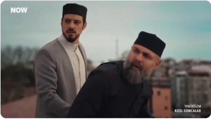 ¡Los fanáticos de Mert Yazıcıoğlu ahora seguirán la serie Kızıl Goncalar con aún mayor entusiasmo!