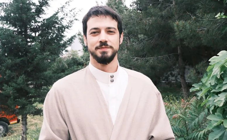 ¡La serie de televisión Kızıl Goncalar ayudó a Mert Yazıcıoğlu a ascender algunos niveles más en su trayectoria profesional!