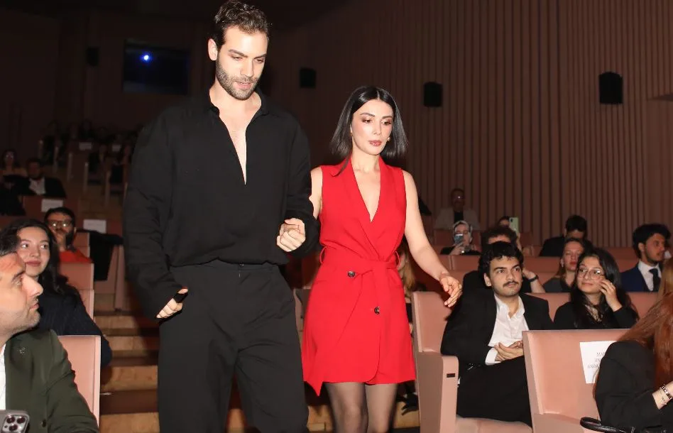 ¡Özge Yağız y Burak Berkay Akgül experimentaron la felicidad del premio con la serie de televisión Safir!