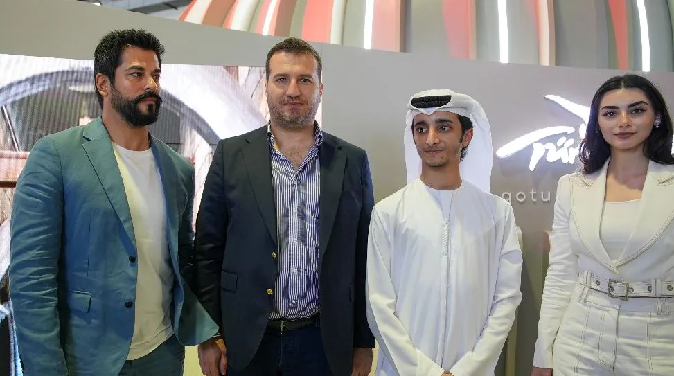 ¡Burak Özçivit y Özge Törer atrajeron gran atención en Dubai!
